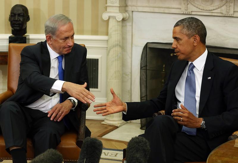 U.S. President Barack Obama (R) shakes hands with Israeli President Benjamin Netanyahu in the Oval Office, September 30, 2013 in Washington, DC.