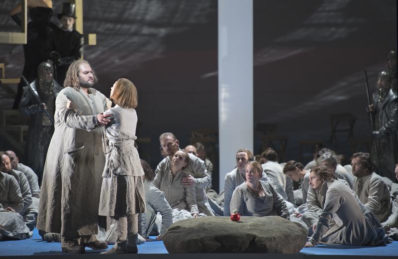 Nicola Alaimo as William Tell, Eugénie Warnier as Jemmy, and the Choir of the Dutch Opera in a production of Rossini's <em>William Tell</em>.