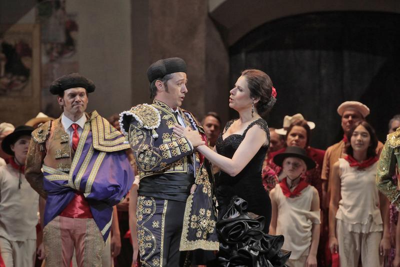 Alexander Vinogradov as Escamillo and Ana María Martínez in the title role of Bizet's 'Carmen'