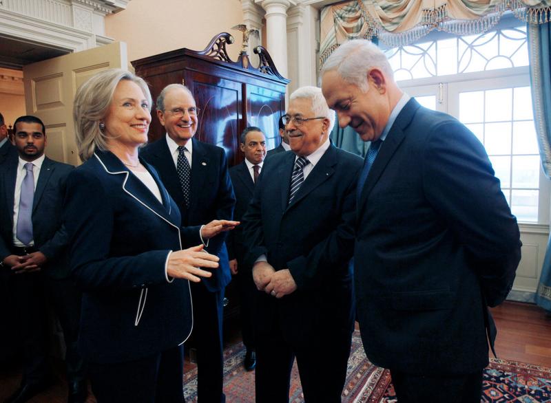 U.S. Secretary of State Hillary Clinton, Special Envoy George Mitchell, President of the Palestinian Authority Mahmoud Abbas and Israeli Prime Minister Benjamin Netanyahu (9/2/2010)