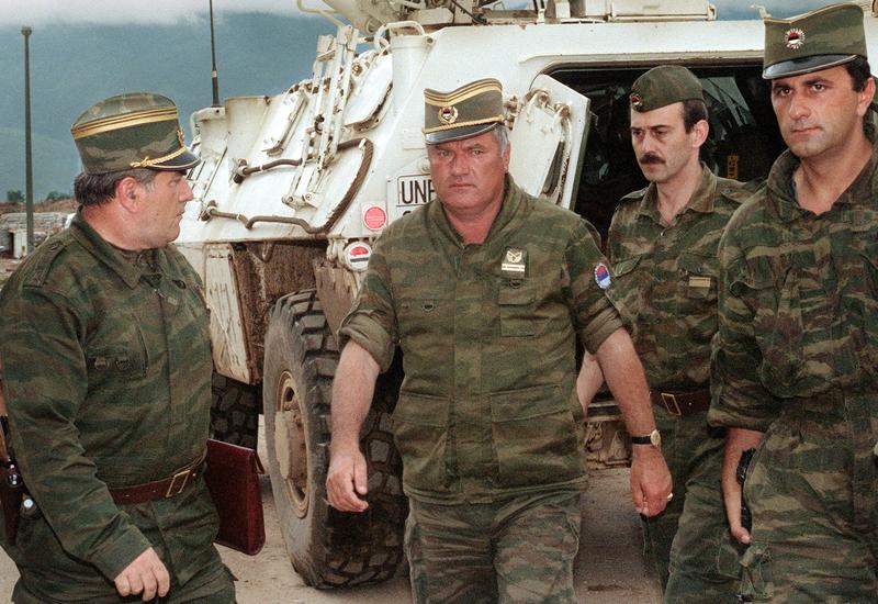 A picture taken on August 10, 1993 shows the commander of the Serbian forces in Bosnia General Ratko Mladic (center) arriving at Sarajevo airport to negotiate withdrawal of his troops from Mt. Igman.