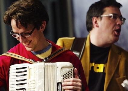 John Flansburgh of They Might Be Giants in the early 90s. (20 years later,  he would write the Mickey Mouse Clubhouse theme song.) : r/oldschoolcreepy