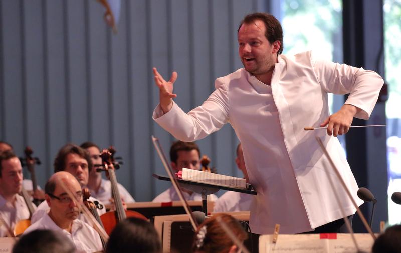 Andris Nelsons addresses the Tanglewood audience during a concert on Aug. 27, 2016.