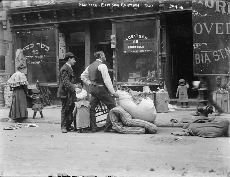 Mike Wallace joins us to discuss how New York became a modern city and financial center between 1898 and 1919.