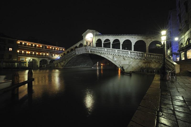 Rialto bridge (1591), architect Antonio da Ponte (1512-1597), Grand canal, Venice (Unesco World Heritage List, 1987), Veneto, Italy. Night view.
