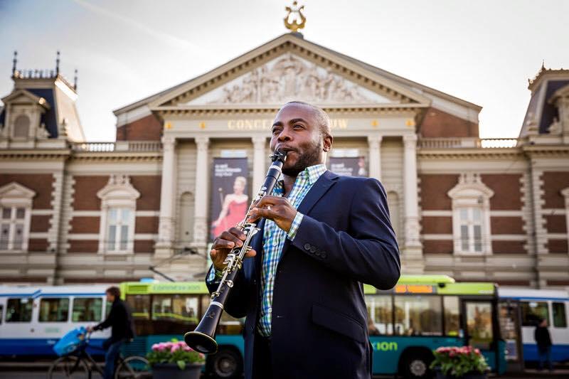 Anthony McGill in front of the Concertgebouw in Amsterdam