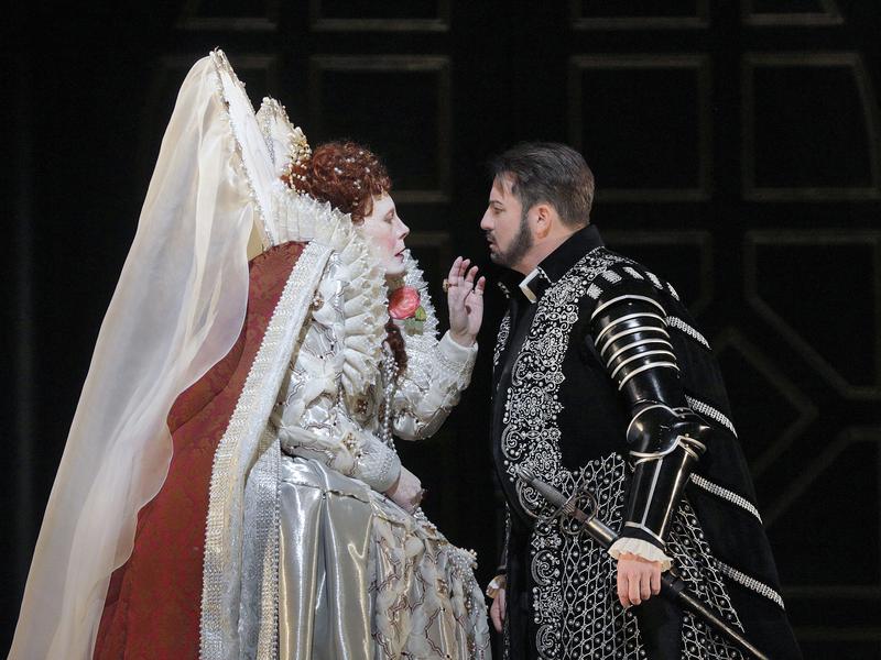 Sondra Radvanovsky as Elisabetta and Matthew Polenzani in the title role of Donizetti's Roberto Devereux.