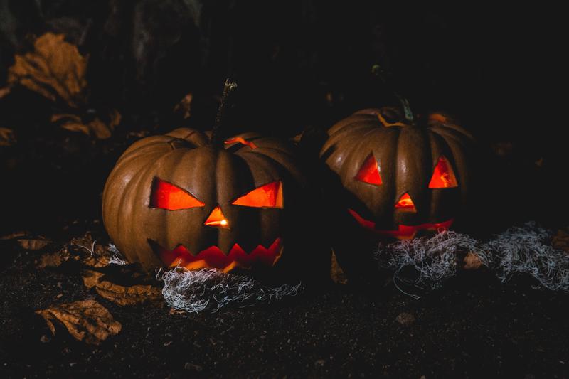 Two jack-o-lanterns with dark background