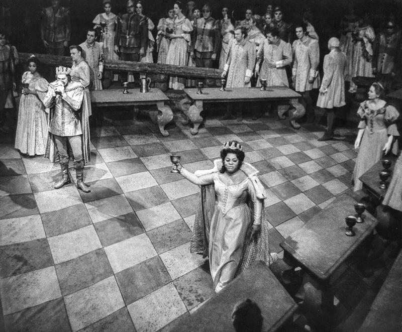 Sherrill Milnes as Macbeth and Martina Arroyo as Lady Macbeth in a scene from Verdi's "Macbeth."