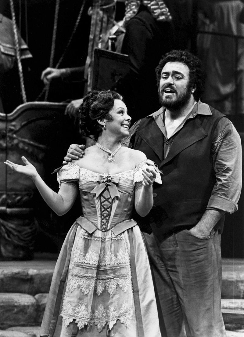 Judith Blegen as Adina and Luciano Pavarotti as Nemorino in Donizetti's "L'Elisir d'Amore." 