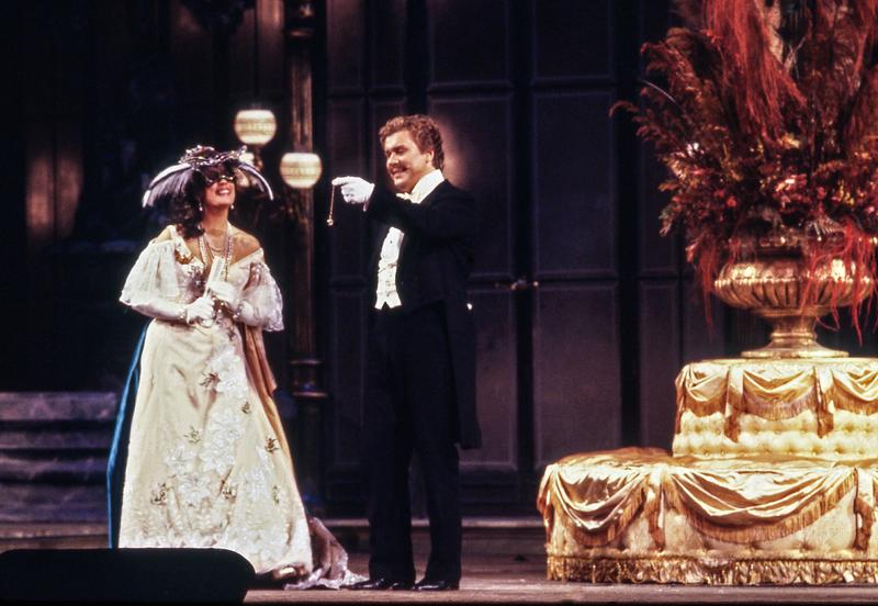 Kiri Te Kanawa as Rosalinde and Håkan Hagegård as Eisenstein in Strauss's "Die Fledermaus."