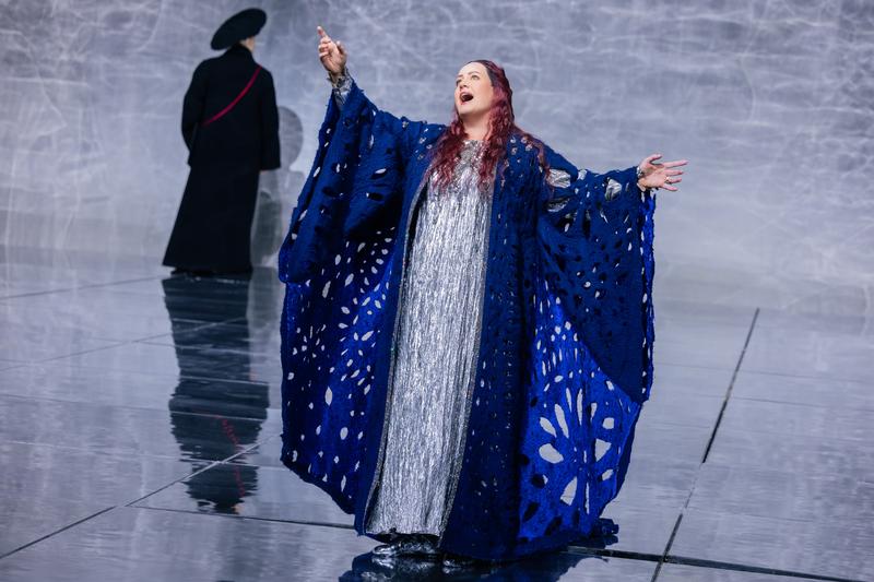 Elza van den Heever as the Empress in Strauss's "Die Frau ohne Schatten."