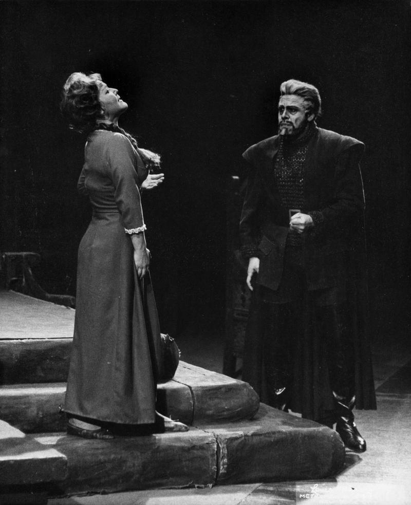 Leonie Rysanek as Senta and George London as the Dutchman in Wagner's "Der Fliegende Holländer." 