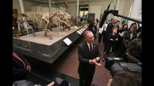 Mayor Bloomberg at the unveiling of the 47-million-year-old fossil May 19, 2009. (Edward Reed)